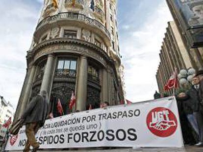 Los trabajadores del Banco de Valencia protestan a las puertas de la sede central en Valencia contra el proceso de reestructuración de esta entidad. EFE/Archivo