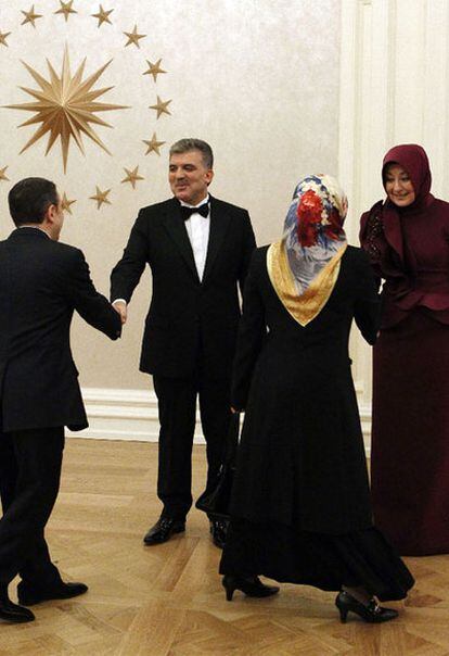 Abdullah Gul y su esposa Hayrunnisa Gul (derecha) dan la bienvenida a los invitados a la recepción presidencial en Ankara