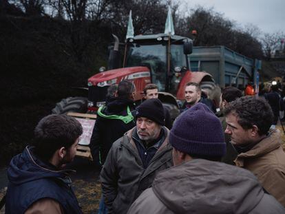 Bloqueo de agricultores franceses en la autopista A-6 en Chilly-Mazarin, a unos 20 km al sur de París, el jueves.
