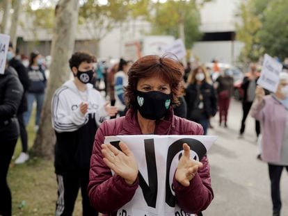 Una manifestante protesta contra las medidas del gobierno regional madrileño, a principios de octubre.