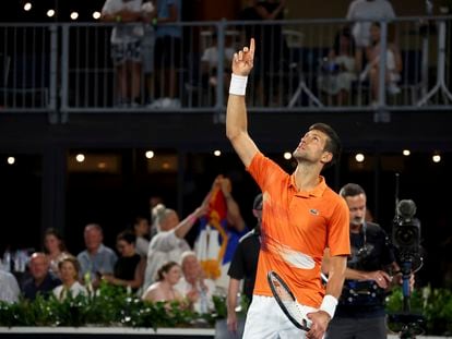 Novak Djokovic celebra la victoria contra Sebastian Korda en la final del torneo de Adelaida, Australia, el pasado sábado.