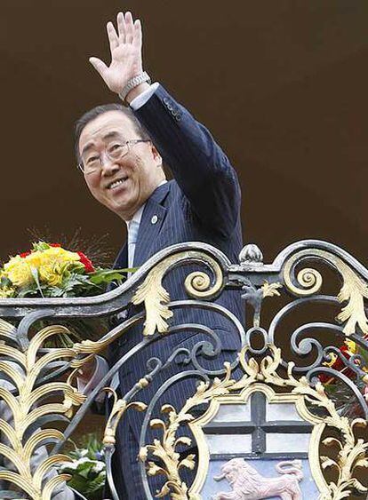 El secretario general de las Naciones Unidas saluda desde el balcón del Ayuntamiento de Bonn, en una visita a Alemania el 16 de julio.