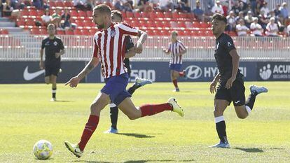 Darío Poveda conduce el balón en un partido del Atlético B.