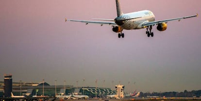 Un avión de Vueling en el aeropuerto de Barcelona-El Prat