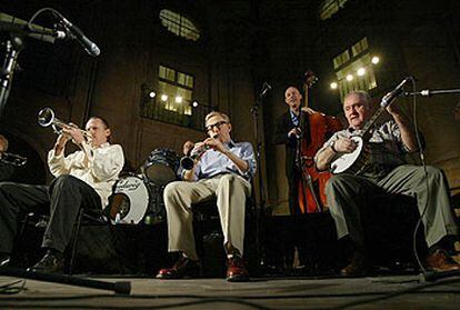 Woody Allen, durante su actuación con la New Orleans Jazz Band, anoche en Salamanca.