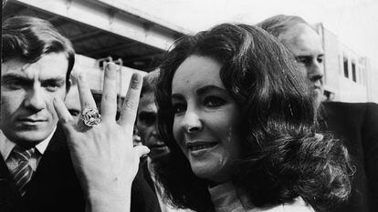 La actriz Elizabeth Taylor mostrando a prensa y fans el anillo de diamantes de su compromiso con el actor Richard Burton, el 20 de mayo de 1968.
