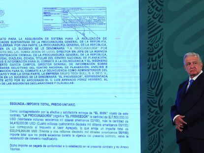 López Obrador muestra el contrato que la PGR realizó para la compra de Pegasus, durante una conferencia de prensa en julio de 2021.
