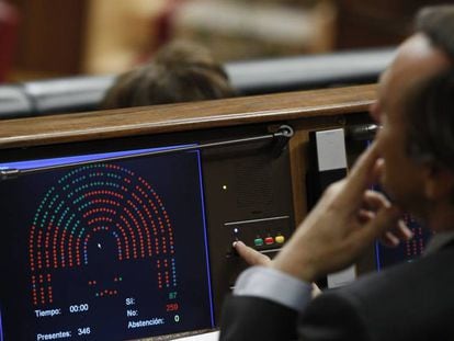 Rafael Hernando en su escaño del Congreso