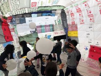 Alumnos de Mesías desarrollaron iglús con bolsas de plástico, una instalación en torno al cambio climático que mostraron en la plaza de María Pita en A Coruña.