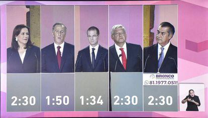 Los cinco candidatos durante el primer debate presidencial en México.