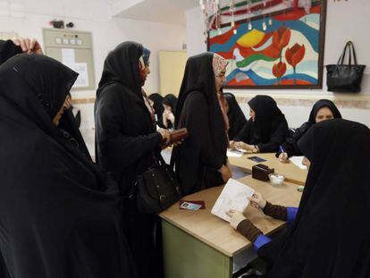 Un grupo de iran&iacute;es vota este viernes en la segunda vuelta de las elecciones parlamentarias en Teher&aacute;n.