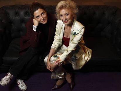 Bárbara Lennie (izquierda) y Marisa Paredes, el pasado miércoles en la redacción de EL PAÍS. En vídeo, tráiler de 'Petra'.