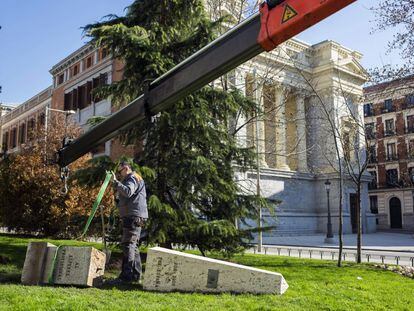 Un grupo de operarios del Ayuntamiento de Madrid arrancó con una grúa el monolito levantado en honor al Alférez Provisional, en cuya base se leía la leyenda 'Por Dios y por España'.