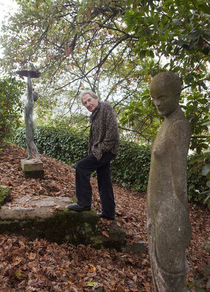 El escultor Buciños, en la escalera de su casa y estudio en Ourense.