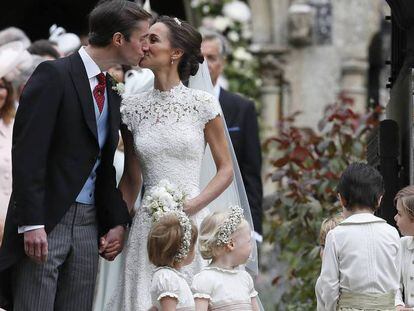 Pippa Middleton y James Matthews se besan tras casarse en la iglesia de San Marcos de Englefield.