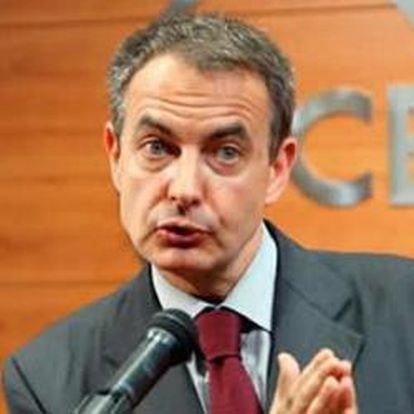 El presidente del Gobierno José Luis Rodríguez Zapatero, durante la rueda de prensa posterior al encuentro-almuerzo con empresarios catalanes que ha tenido lugar hoy en la sede del Círculo de Economía