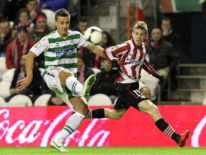 Muniain y Añibarro disputan el balón.