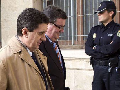 El expresidente del Gobierno balear, Jaume Matas (izquierda), junto a su abogado Miquel Arbona, a su llegada a los juzgados de Palma.