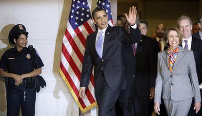 Obama saluda al llegar al Capitolio junto a Nancy Pelosi, poco antes de defender ante los representantes demócratas su reforma sanitaria.