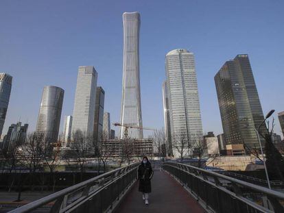 Una persona camina por un paso elevado en el distrito financiero de Pekín (China). 