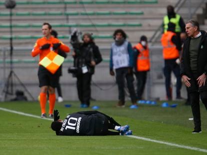 Neymar yace en el campo del Saint-Étienne, tras sufrir un golpe.