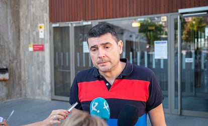 Pedro Blázquez, the policeman who arrested El Loky, attends to the media at the gates of the Plasencia court.