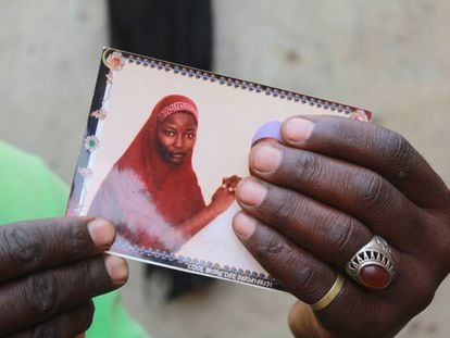 Musa Maina sostiene una fotografía de su hija Hauwa, secuestrada. En febrero de 2018, el grupo Boko Haram secuestró a 110 niñas de Dapchi, en un eco del secuestro de más de 200 de Chibok en 2014 que atrajo la atención mundial al conflicto. Más de 27.000 personas han sido asesinadas desde que comenzó el conflicto de Boko Haram en 2009 y otros 1,8 millones aún están desplazados.