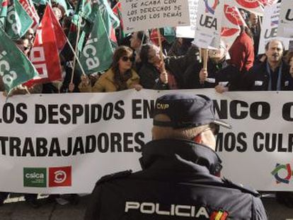 Trabajadores de Caja Espa&ntilde;a-Duero manifest&aacute;ndose esta tarde.