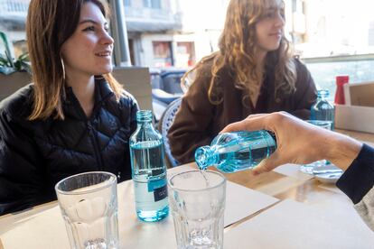 Clientes de un restaurante de Barcelona consumen agua embotellada.