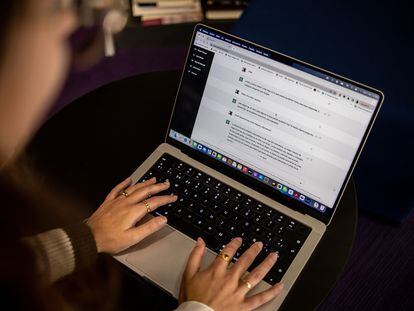 Una mujer utiliza en su portátil la aplicación de inteligencia artificial ChatGPT.
