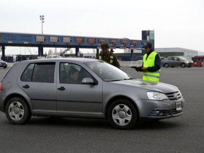 Controles en la ruta dos en Argentina. 