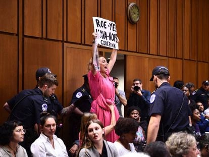 Una mujer protesta contra la nominación de Kavanaugh al Supremo de EE UU.