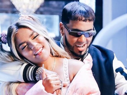 Karol G y Anuel durante una actuación.