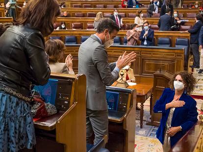 Pedro Sánchez aplaude a la ministra de Hacienda, María Jesús Montero, tras los aprobación de los Presupuestos este jueves.