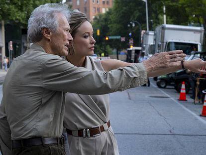 Clint Eastwood y Olivia Wilde, en el rodaje de 'Richard Jewell'. En el vídeo, tráiler de la película.