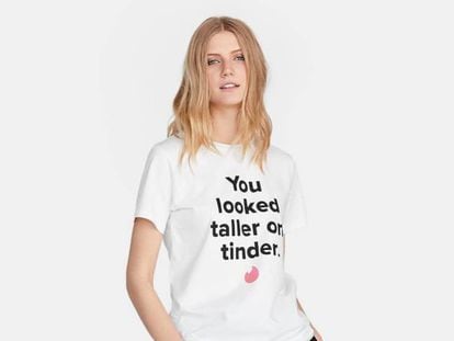 Una de las camisetas de Stradivarius en colaboración con Tinder.