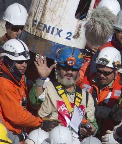 Los 33 de Atacama (Chile), los mineros chilenos que pasaron encerrados en un socavón 69 días, conmemoraron este martes los 10 años de la tragedia. Lo hicieron pidiendo a la sociedad y a las autoridades que no se olviden de ellos.