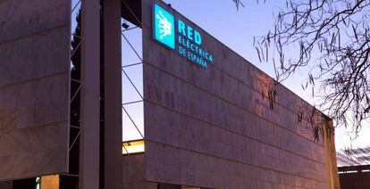 Logotipo de Red Eléctrica en la fachada de una de sus sedes.