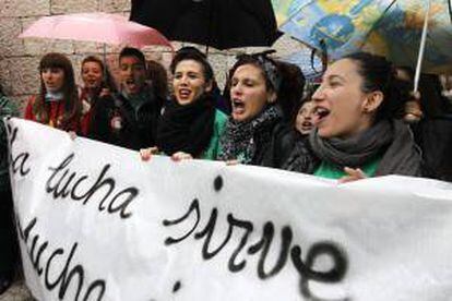 Algunos de los alrededor de treinta de estudiantes de Formación Profesional del instituto Pío Baroja que se ha concentrado hoy frente a la Dirección del área territorial de la capital para apoyar la huelga de estudiantes y protestar contra la reforma educativa, especialmente contra "el tasazo" en la Formación Profesional.