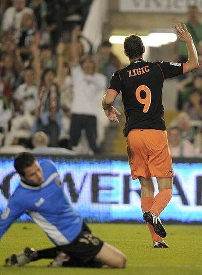 Zigic celebra el tanto de la victoria ante el meta del racig Antonio Rodríguez.