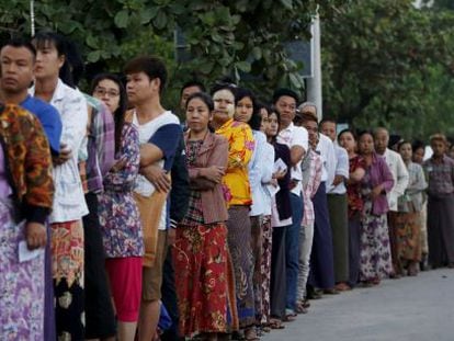 Cola de votantes para acceder a un colegio electoral en Mandalay (Myanmar).