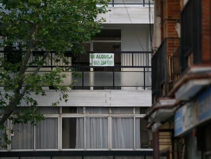 Vista de los carteles de alquiler en un piso de Madrid, el pasado abril.