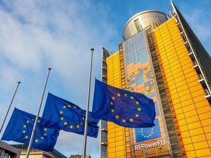 Sede de la Comisión Europea en Bruselas el 28 de diciembre, con las banderas de la UE ondeando a media asta en homenaje al fallecido Jacques Delors.
