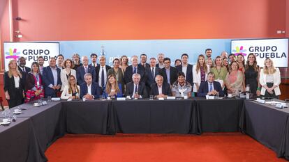 El presidente de Argentina, Alberto Fernández (centro), recibe a los miembros del Grupo de Puebla reunidos en Buenos Aires, el 22 de marzo de 2023.