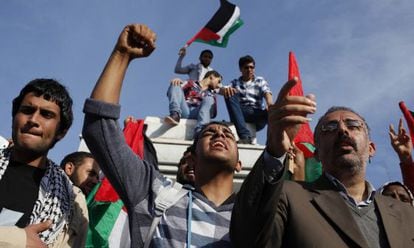 Un grupo de palestinos celebra la unión entre Al Fatah y Hamás.