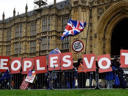 Ciudadanos en contra del Brexit se manifestaron ayer ante el Parlamento, en Londres.