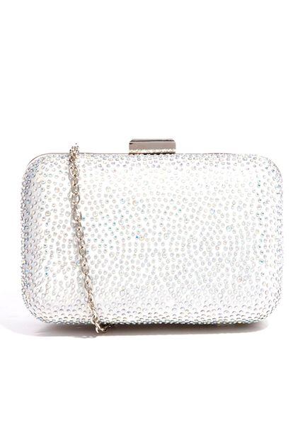 Clutch plateado con pedrería de New Look (21,90 euros).