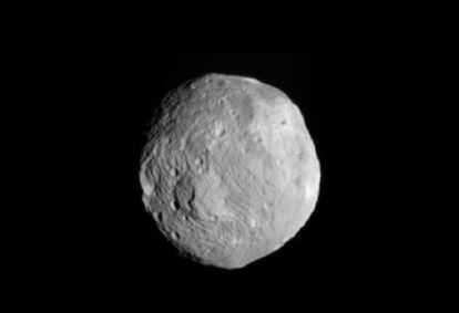 Imagen reciente de Vesta tomada por la sonda Dawn en donde se aprecia una superficie marcada por innumerables impactos y procesos tectónicos.