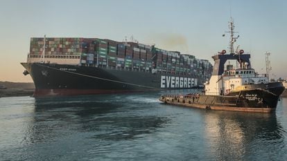El 'Ever Given' es remolcado tras ser reflotado en el canal de Suez, el 29 de marzo.