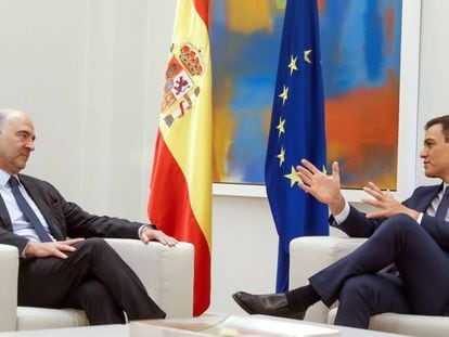 El presidente del Gobierno, Pedro Sánchez, y el comisario europeo de Asuntos Económicos y Monetarios, Pierre Moscovici.